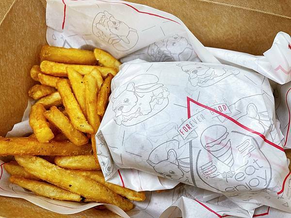 BBQ醬烤雞腿堡-外帶美食│eat enjoy意享美式餐廳：能爆吃就是福，台灣加油-五漢不廢言吃爆多人套餐組合