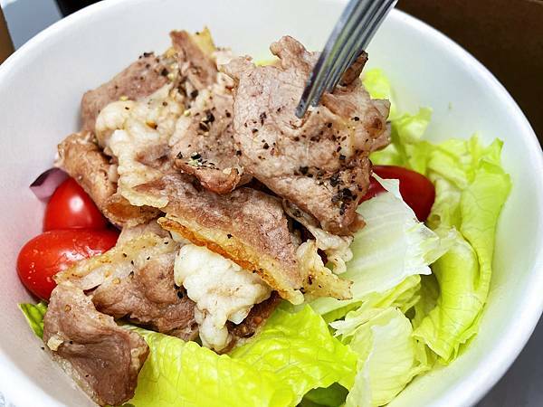 炙燒牛肉沙拉-外帶美食│eat enjoy意享美式餐廳：能爆吃就是福，台灣加油-五漢不廢言吃爆多人套餐組合