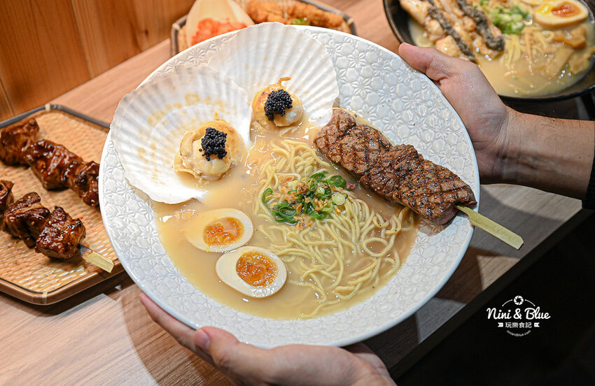 戰鬼麵屋 |台中街邊屋台拉麵，推薦每日限量40碗的松露烤雞拉麵，免費加湯加麵 Nini and Blue 玩樂食記