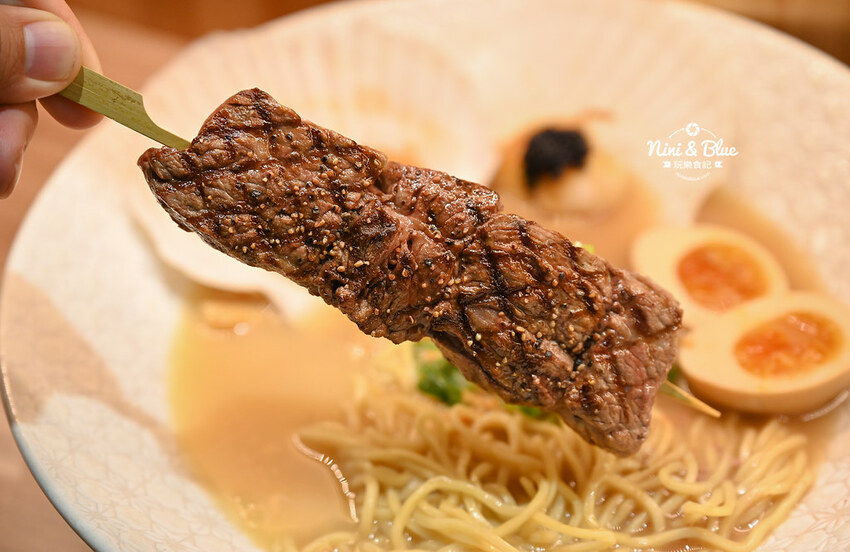 戰鬼麵屋 |台中街邊屋台拉麵，推薦每日限量40碗的松露烤雞拉麵，免費加湯加麵 Nini and Blue 玩樂食記