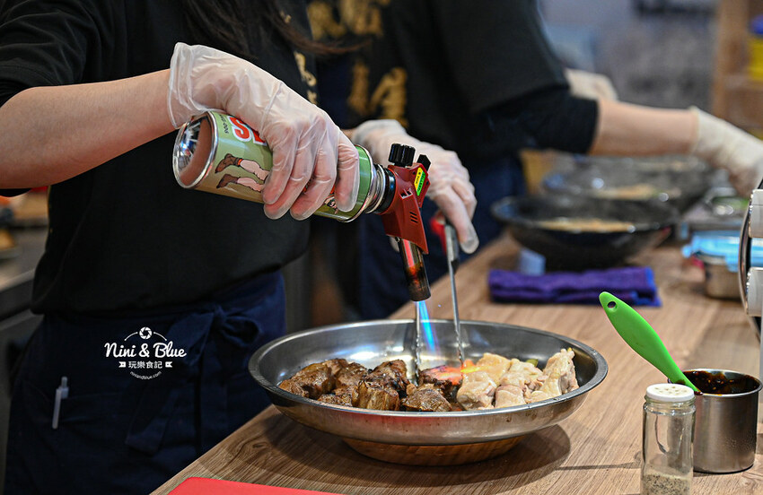 戰鬼麵屋 |台中街邊屋台拉麵，推薦每日限量40碗的松露烤雞拉麵，免費加湯加麵 Nini and Blue 玩樂食記