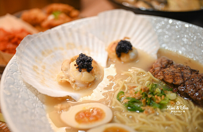 戰鬼麵屋 |台中街邊屋台拉麵，推薦每日限量40碗的松露烤雞拉麵，免費加湯加麵 Nini and Blue 玩樂食記