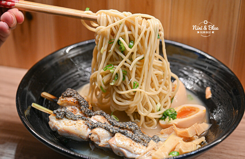 戰鬼麵屋 |台中街邊屋台拉麵，推薦每日限量40碗的松露烤雞拉麵，免費加湯加麵 Nini and Blue 玩樂食記