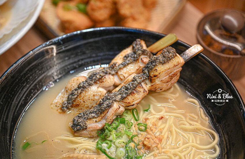 戰鬼麵屋 |台中街邊屋台拉麵，推薦每日限量40碗的松露烤雞拉麵，免費加湯加麵 Nini and Blue 玩樂食記
