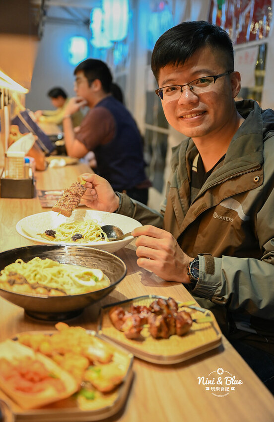 戰鬼麵屋 |台中街邊屋台拉麵，推薦每日限量40碗的松露烤雞拉麵，免費加湯加麵 Nini and Blue 玩樂食記