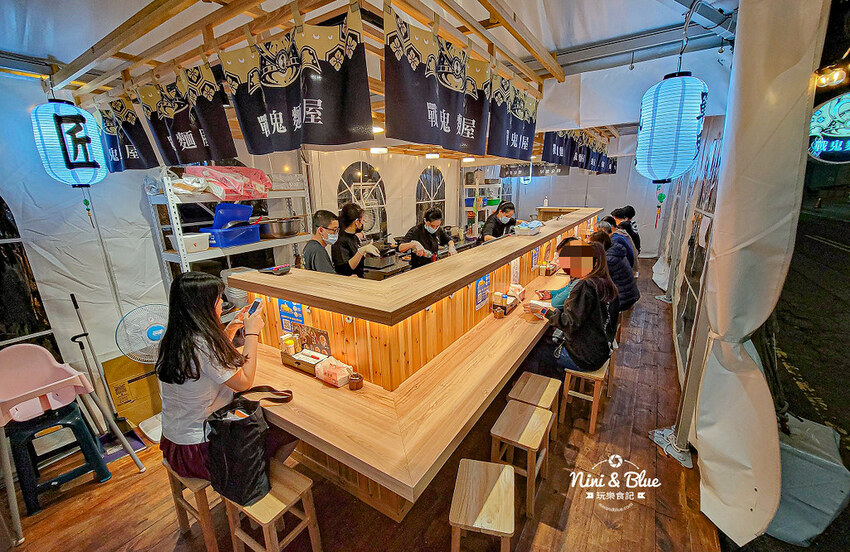 戰鬼麵屋 |台中街邊屋台拉麵，推薦每日限量40碗的松露烤雞拉麵，免費加湯加麵 Nini and Blue 玩樂食記