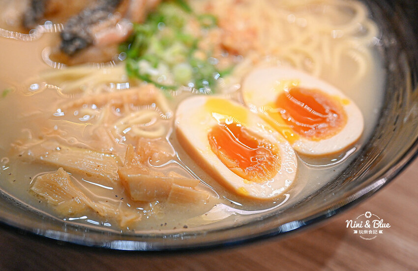 戰鬼麵屋 |台中街邊屋台拉麵，推薦每日限量40碗的松露烤雞拉麵，免費加湯加麵 Nini and Blue 玩樂食記