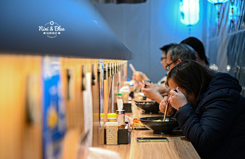戰鬼麵屋 |台中街邊屋台拉麵，推薦每日限量40碗的松露烤雞拉麵，免費加湯加麵 Nini and Blue 玩樂食記
