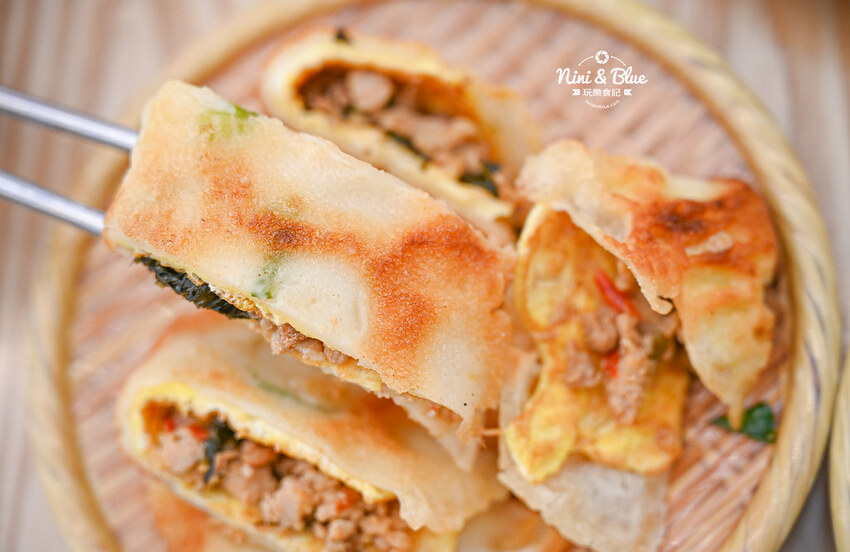 宜華蛋餅 |台中粉漿蛋餅推薦，軟嫩又恰恰的酥皮感，推薦打拋豬、泡菜口味 Nini and Blue 玩樂食記