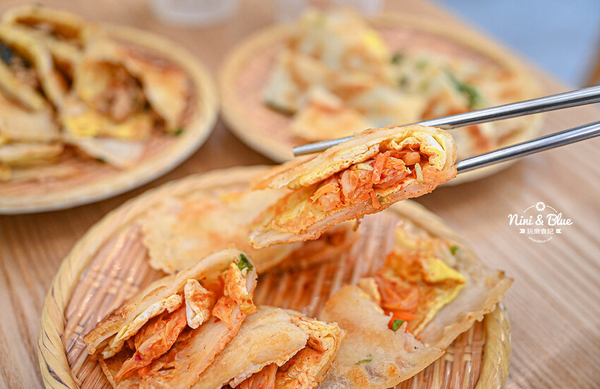 宜華蛋餅 |台中粉漿蛋餅推薦，軟嫩又恰恰的酥皮感，推薦打拋豬、泡菜口味 Nini and Blue 玩樂食記