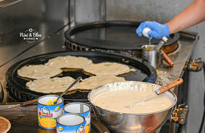 宜華蛋餅 |台中粉漿蛋餅推薦，軟嫩又恰恰的酥皮感，推薦打拋豬、泡菜口味 Nini and Blue 玩樂食記