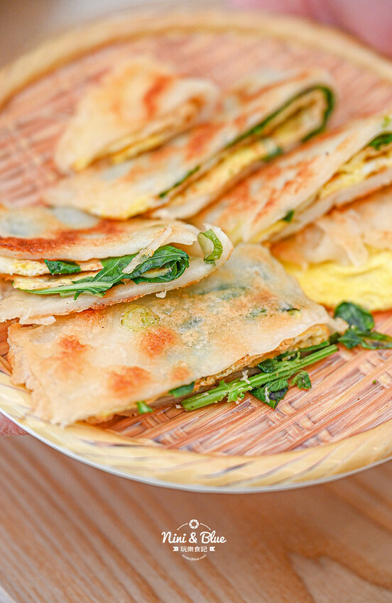 宜華蛋餅 |台中粉漿蛋餅推薦，軟嫩又恰恰的酥皮感，推薦打拋豬、泡菜口味 Nini and Blue 玩樂食記