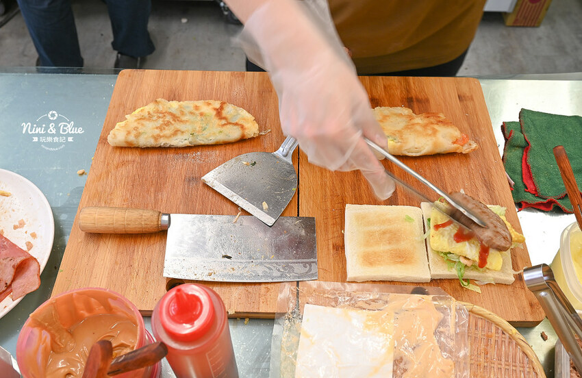 宜華蛋餅 |台中粉漿蛋餅推薦，軟嫩又恰恰的酥皮感，推薦打拋豬、泡菜口味 Nini and Blue 玩樂食記