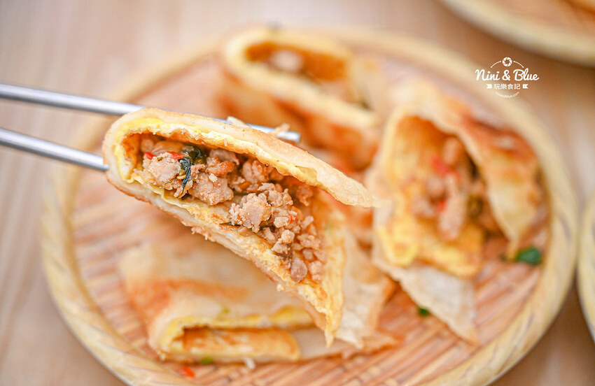 宜華蛋餅 |台中粉漿蛋餅推薦，軟嫩又恰恰的酥皮感，推薦打拋豬、泡菜口味 Nini and Blue 玩樂食記