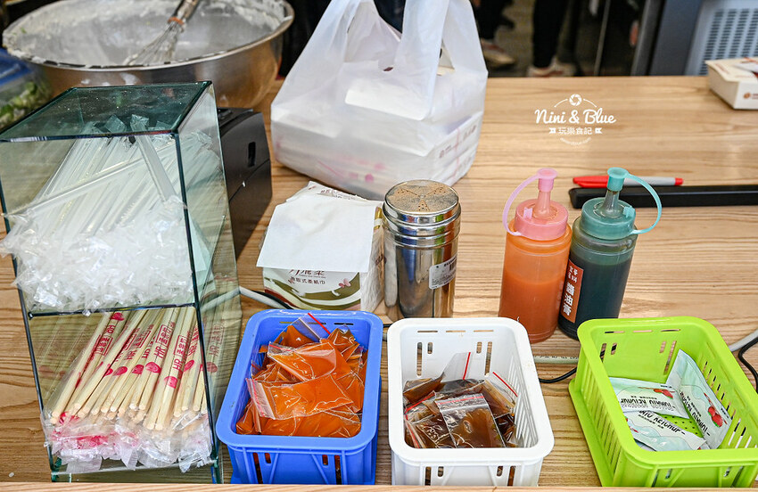 宜華蛋餅 |台中粉漿蛋餅推薦，軟嫩又恰恰的酥皮感，推薦打拋豬、泡菜口味 Nini and Blue 玩樂食記