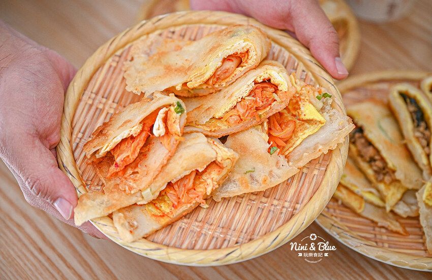 宜華蛋餅 |台中粉漿蛋餅推薦，軟嫩又恰恰的酥皮感，推薦打拋豬、泡菜口味 Nini and Blue 玩樂食記