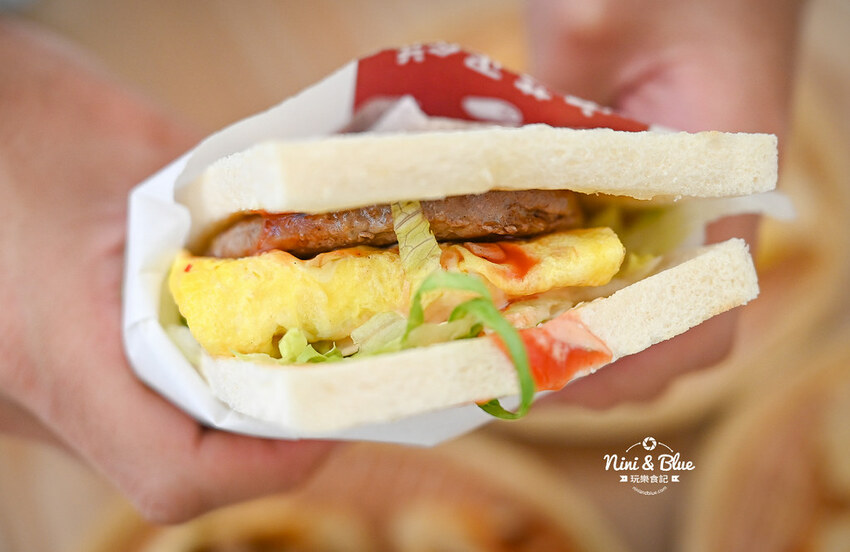 宜華蛋餅 |台中粉漿蛋餅推薦，軟嫩又恰恰的酥皮感，推薦打拋豬、泡菜口味 Nini and Blue 玩樂食記