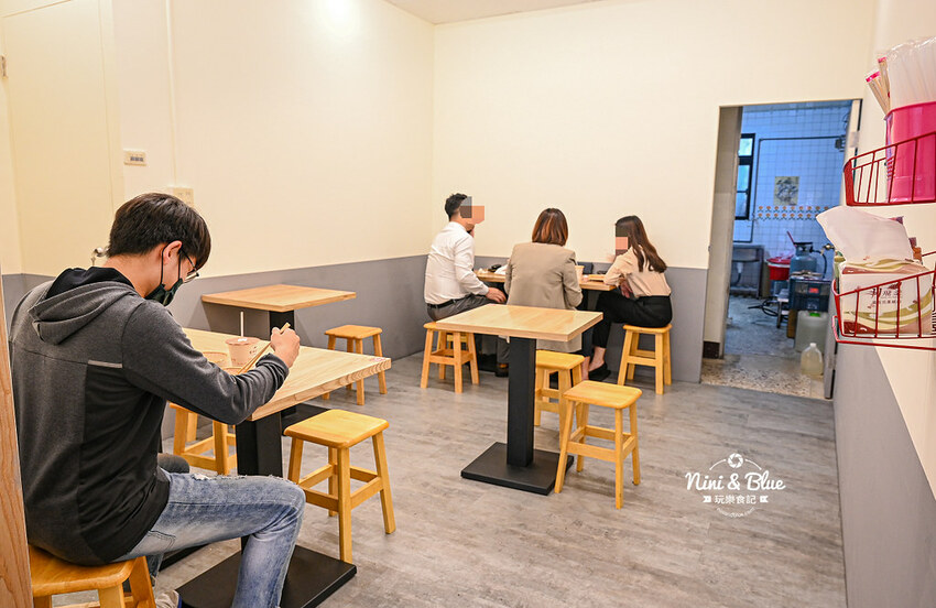 宜華蛋餅 |台中粉漿蛋餅推薦，軟嫩又恰恰的酥皮感，推薦打拋豬、泡菜口味 Nini and Blue 玩樂食記