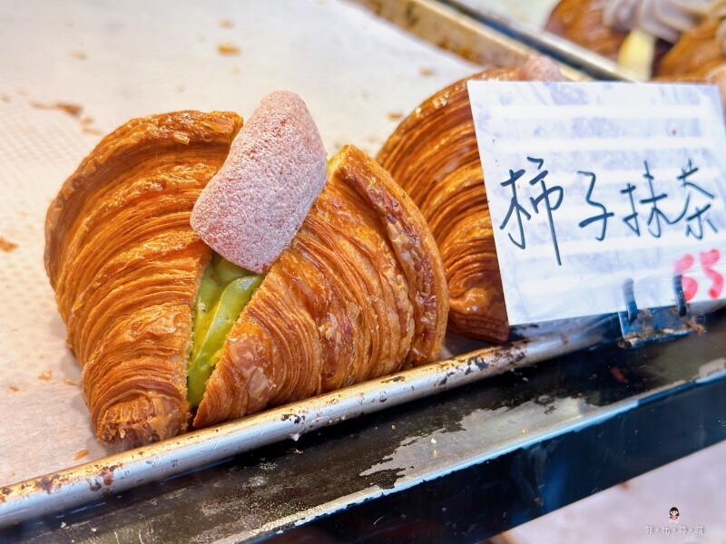 台灣蕃薯之丘の味 扛棒掛著蕃薯專賣店 但客人搶的是可頌 創新口味買五送一 CP值超高！