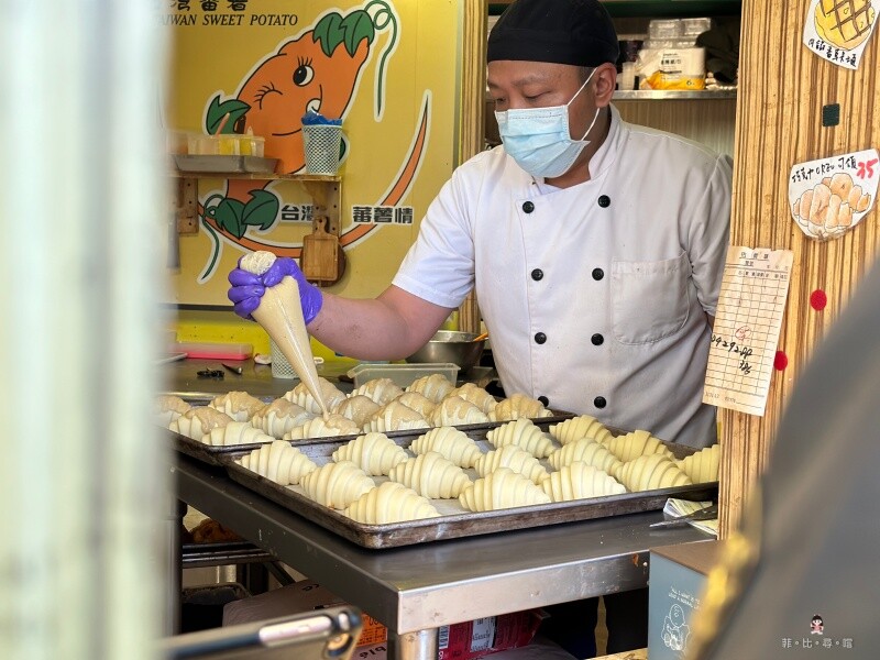 台灣蕃薯之丘の味 扛棒掛著蕃薯專賣店 但客人搶的是可頌 創新口味買五送一 CP值超高！