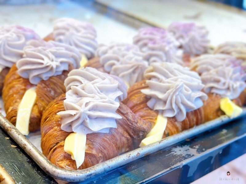 台灣蕃薯之丘の味 扛棒掛著蕃薯專賣店 但客人搶的是可頌 創新口味買五送一 CP值超高！