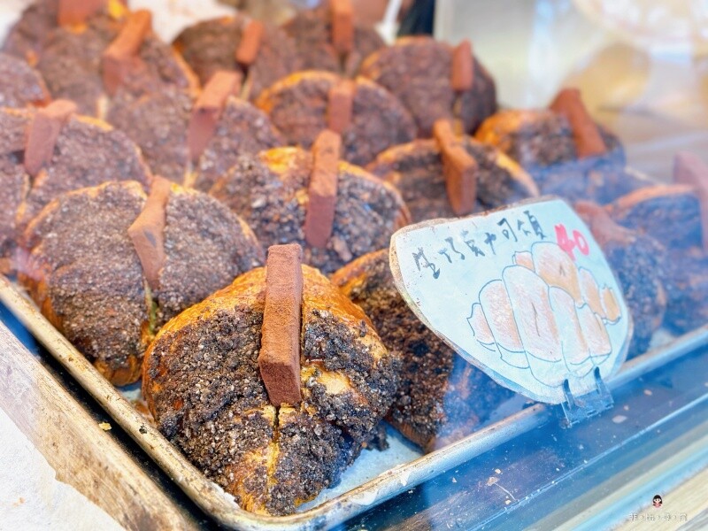 台灣蕃薯之丘の味 扛棒掛著蕃薯專賣店 但客人搶的是可頌 創新口味買五送一 CP值超高！