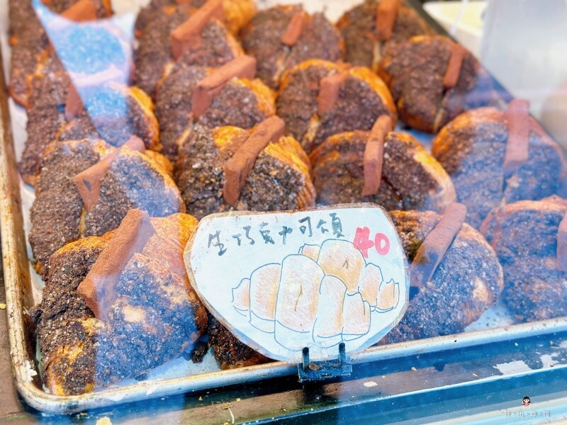 台灣蕃薯之丘の味 扛棒掛著蕃薯專賣店 但客人搶的是可頌 創新口味買五送一 CP值超高！