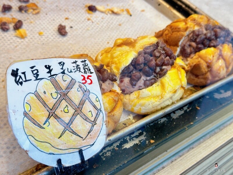 台灣蕃薯之丘の味 扛棒掛著蕃薯專賣店 但客人搶的是可頌 創新口味買五送一 CP值超高！