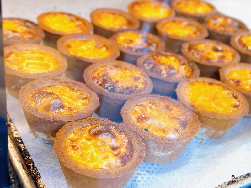 台灣蕃薯之丘の味 扛棒掛著蕃薯專賣店 但客人搶的是可頌 創新口味買五送一 CP值超高！