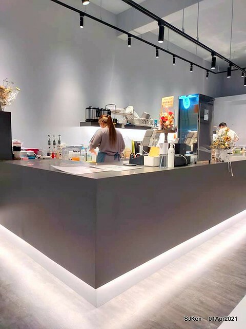 「Hungry Dogs 二犬健康餐飲」(Hungry Dogs Healthy meal box restaurant),Taipei, Taiwan, April 1, 2021.