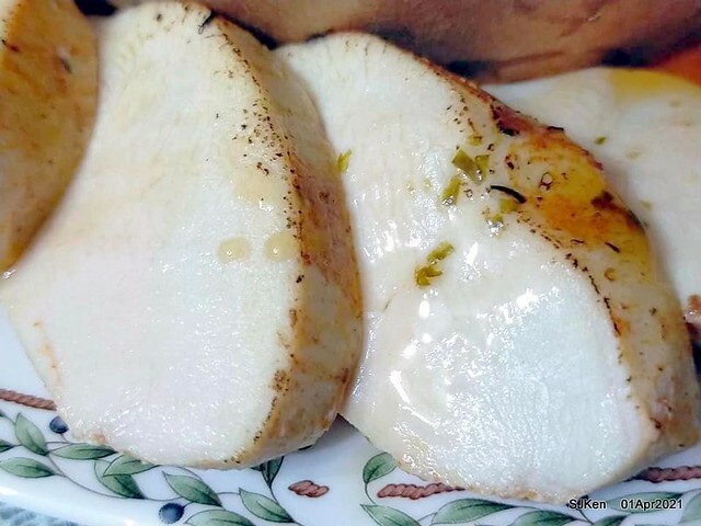 「Hungry Dogs 二犬健康餐飲」(Hungry Dogs Healthy meal box restaurant),Taipei, Taiwan, April 1, 2021.