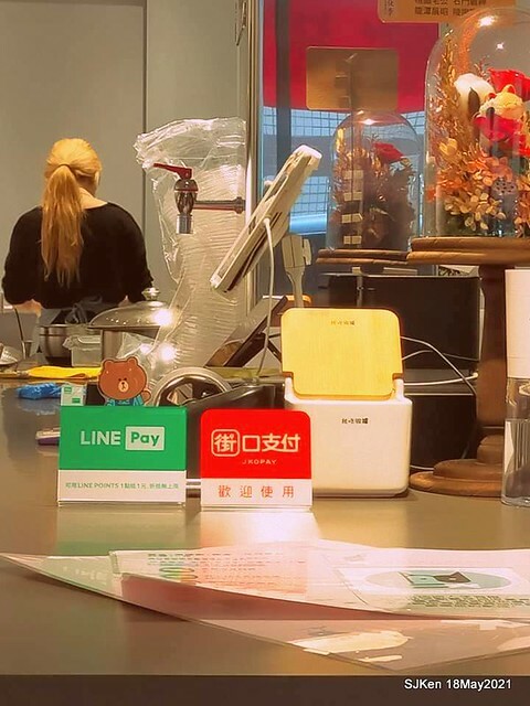 二訪「Hungry Dogs 二犬健康餐飲」(Healthy Meal lunch box ), Taipei, Taiwan, May 18, 2021.