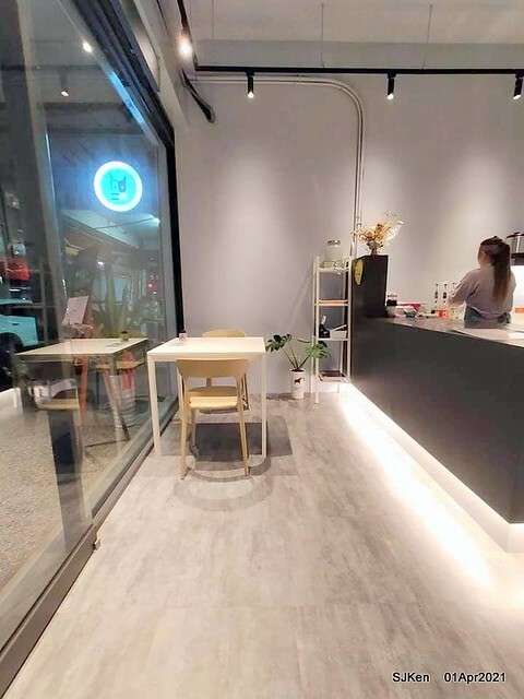 「Hungry Dogs 二犬健康餐飲」(Hungry Dogs Healthy meal box restaurant),Taipei, Taiwan, April 1, 2021.