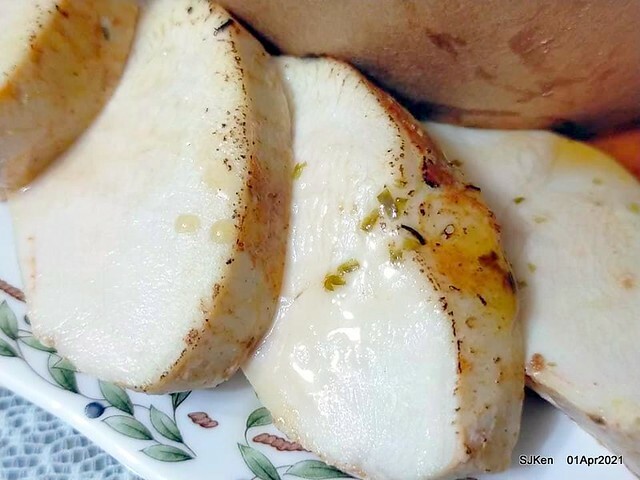 「Hungry Dogs 二犬健康餐飲」(Hungry Dogs Healthy meal box restaurant),Taipei, Taiwan, April 1, 2021.