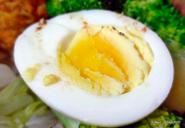 「Hungry Dogs 二犬健康餐飲」(Hungry Dogs Healthy meal box restaurant),Taipei, Taiwan, April 1, 2021.