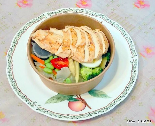 「Hungry Dogs 二犬健康餐飲」(Hungry Dogs Healthy meal box restaurant),Taipei, Taiwan, April 1, 2021.