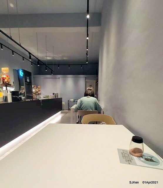 「Hungry Dogs 二犬健康餐飲」(Hungry Dogs Healthy meal box restaurant),Taipei, Taiwan, April 1, 2021.