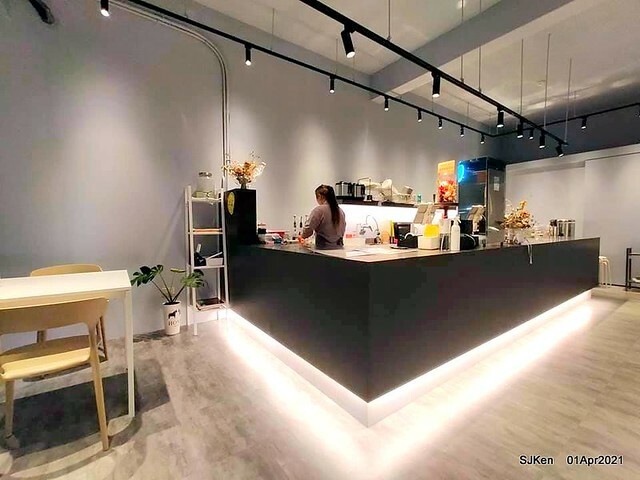 「Hungry Dogs 二犬健康餐飲」(Hungry Dogs Healthy meal box restaurant),Taipei, Taiwan, April 1, 2021.