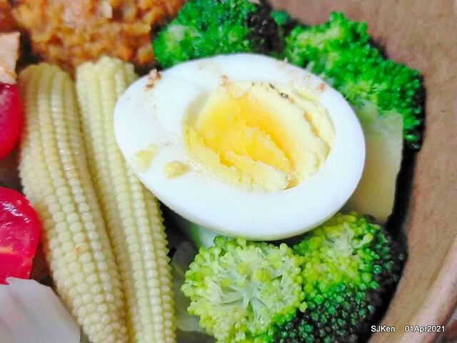 「Hungry Dogs 二犬健康餐飲」(Hungry Dogs Healthy meal box restaurant),Taipei, Taiwan, April 1, 2021.