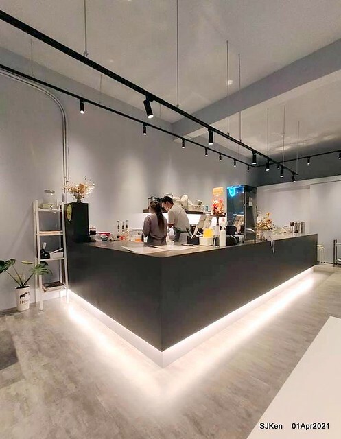 「Hungry Dogs 二犬健康餐飲」(Hungry Dogs Healthy meal box restaurant),Taipei, Taiwan, April 1, 2021.