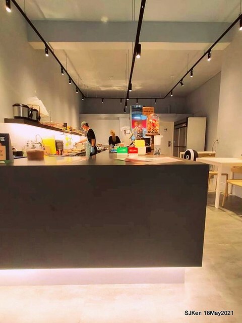 二訪「Hungry Dogs 二犬健康餐飲」(Healthy Meal lunch box ), Taipei, Taiwan, May 18, 2021.