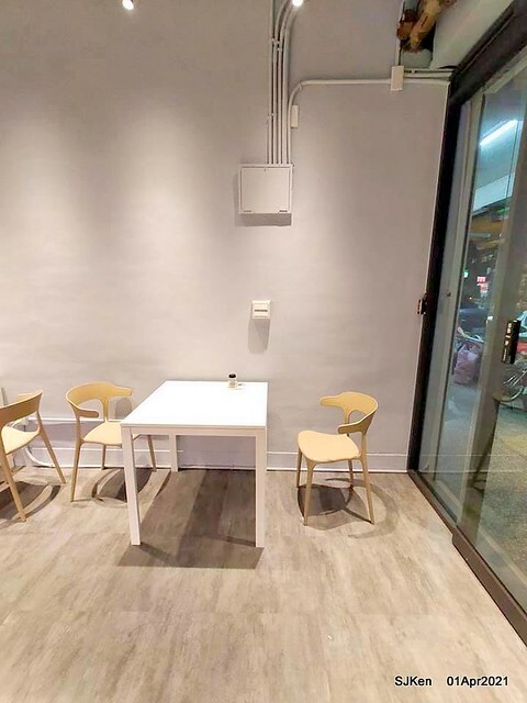 「Hungry Dogs 二犬健康餐飲」(Hungry Dogs Healthy meal box restaurant),Taipei, Taiwan, April 1, 2021.