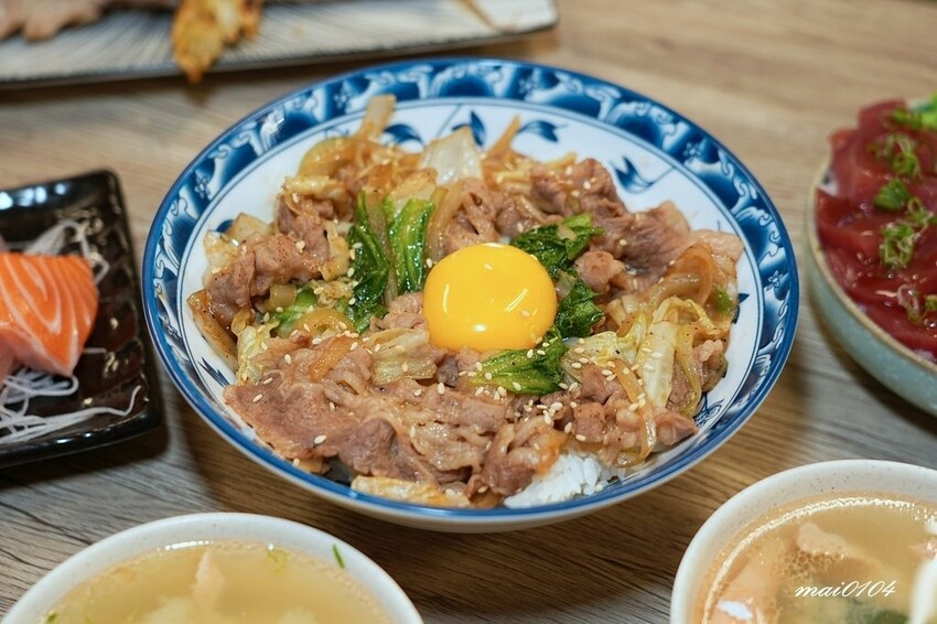 隱藏在八德大湳市場內、平日只開三小時的紳爺食堂，提供平價高C
