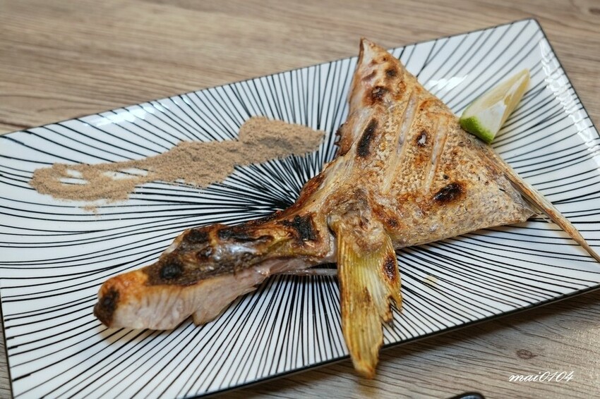 隱藏在八德大湳市場內、平日只開三小時的紳爺食堂，提供平價高C