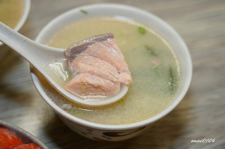 隱藏在八德大湳市場內、平日只開三小時的紳爺食堂，提供平價高C