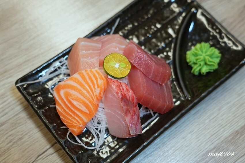 隱藏在八德大湳市場內、平日只開三小時的紳爺食堂，提供平價高C