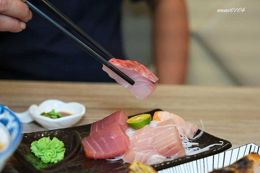 隱藏在八德大湳市場內、平日只開三小時的紳爺食堂，提供平價高C