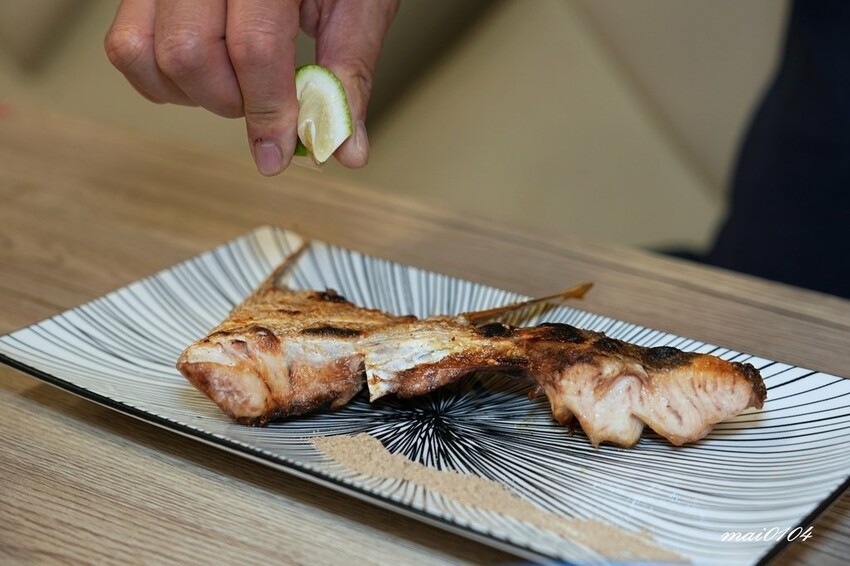 隱藏在八德大湳市場內、平日只開三小時的紳爺食堂，提供平價高C