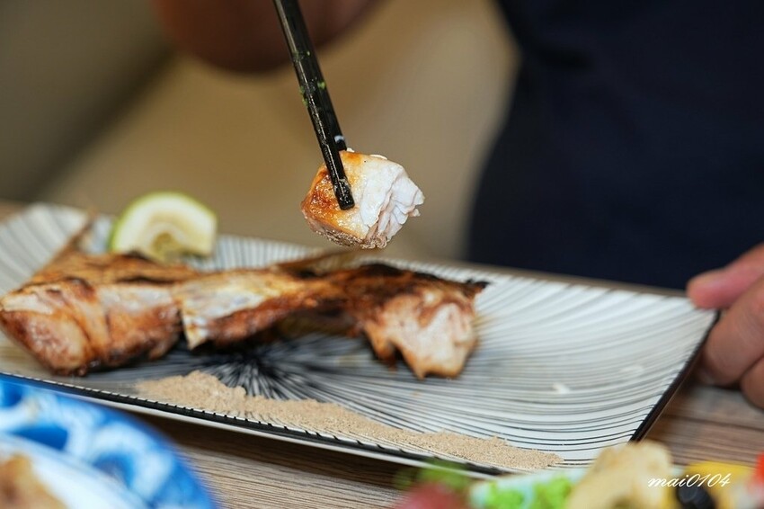 隱藏在八德大湳市場內、平日只開三小時的紳爺食堂，提供平價高C