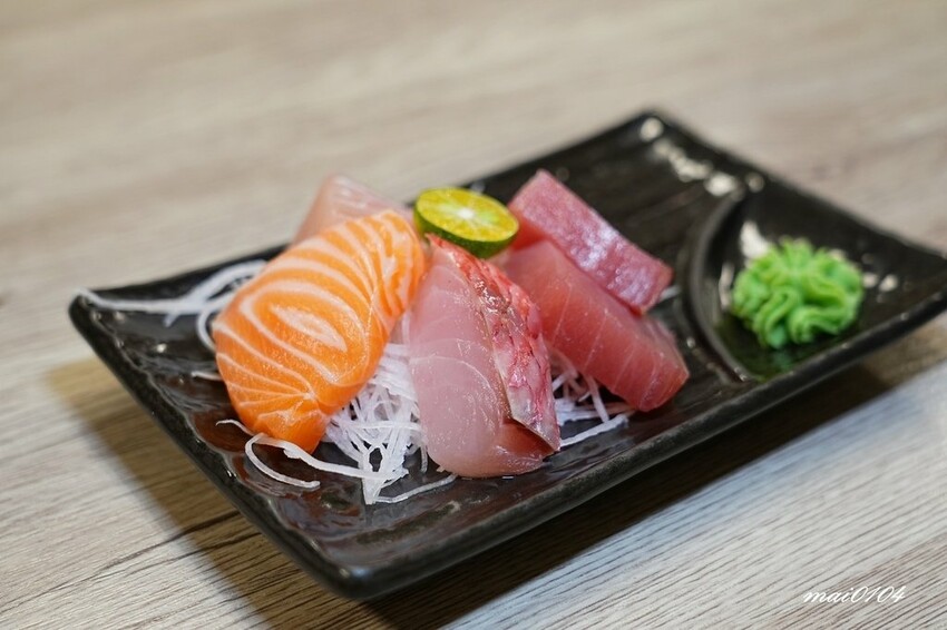 隱藏在八德大湳市場內、平日只開三小時的紳爺食堂，提供平價高C
